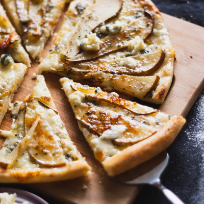 Pear, blue cheese and walnut pie